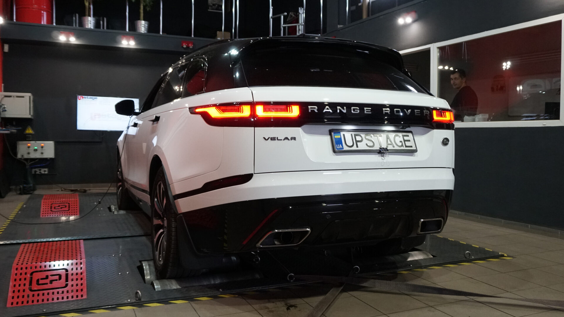 land-rover-range-rover-velar-l560-rear-1